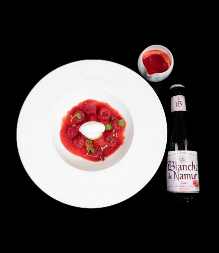 Carpaccio de fraises et framboises, coulis à la Blanche de Namur rosée et sorbet à la Blanche de Namur